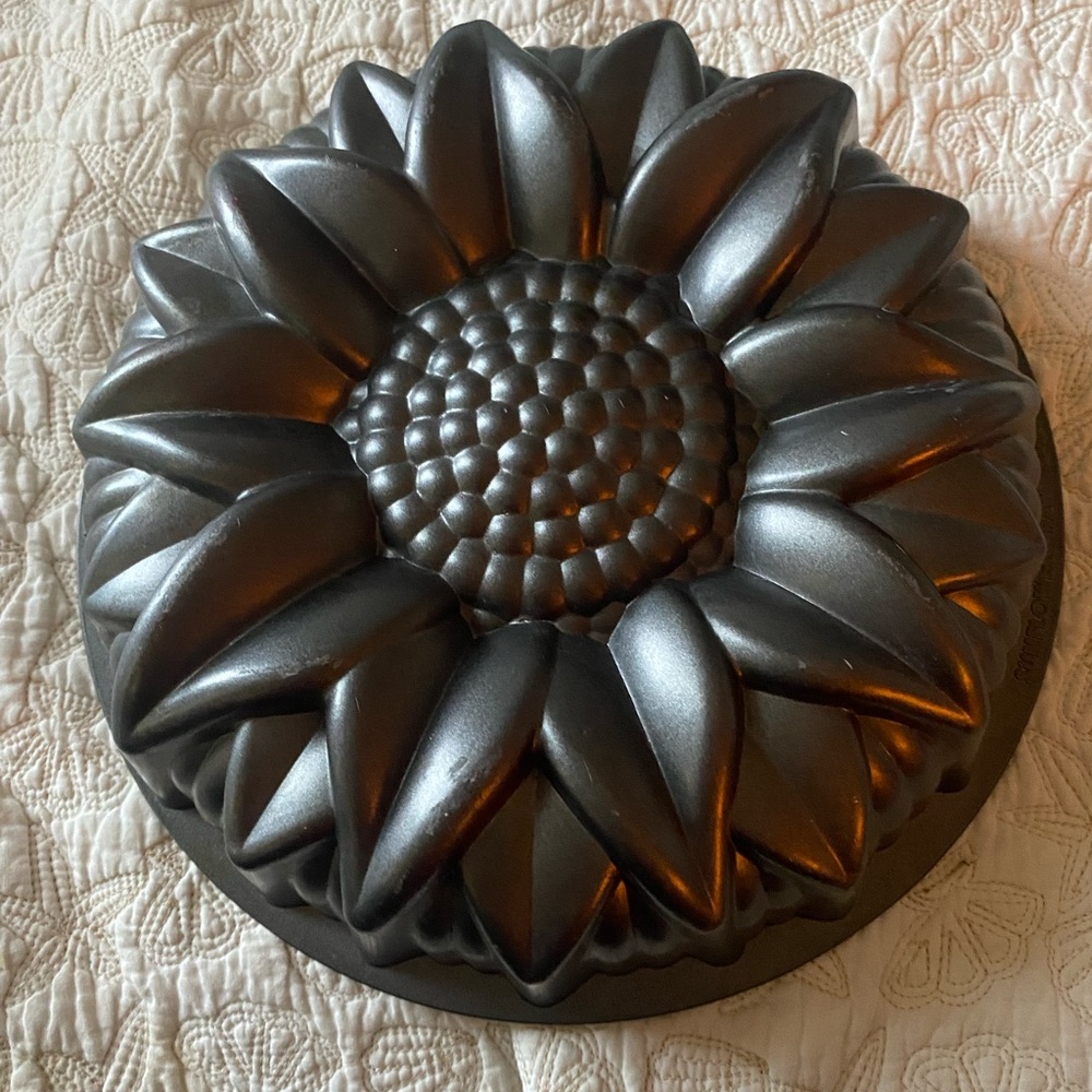 Sunflower cake pan (Teflon)  Bake wear 10”